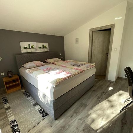 Apartman Dujmovic 1 Otocsán Kültér fotó