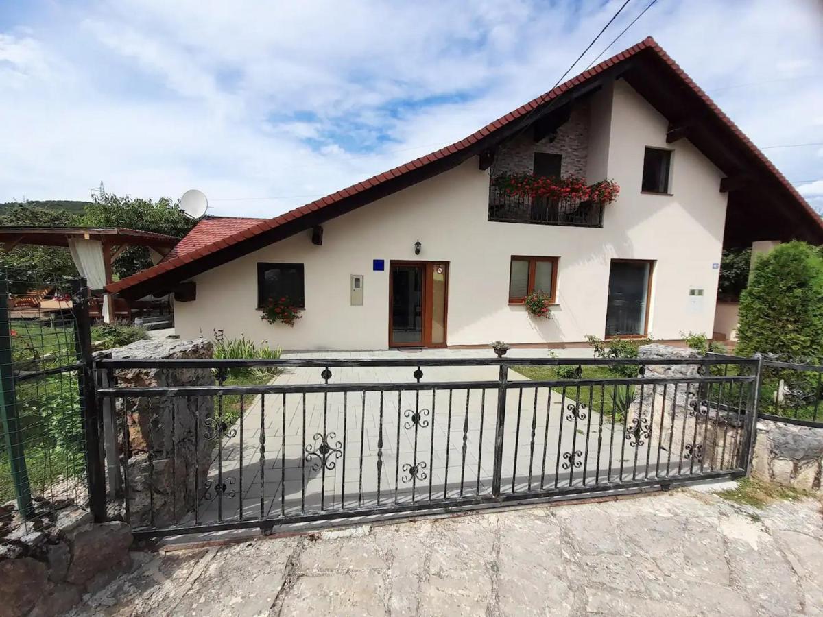Apartman Dujmovic 1 Otocsán Kültér fotó